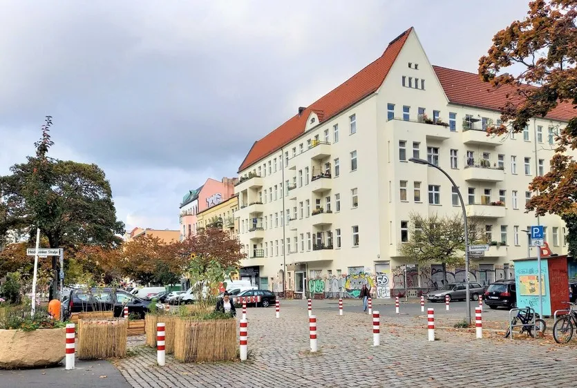 Temporary street closure and space for spending time in the Bellermannkiezblock in Berlin-Mitte.